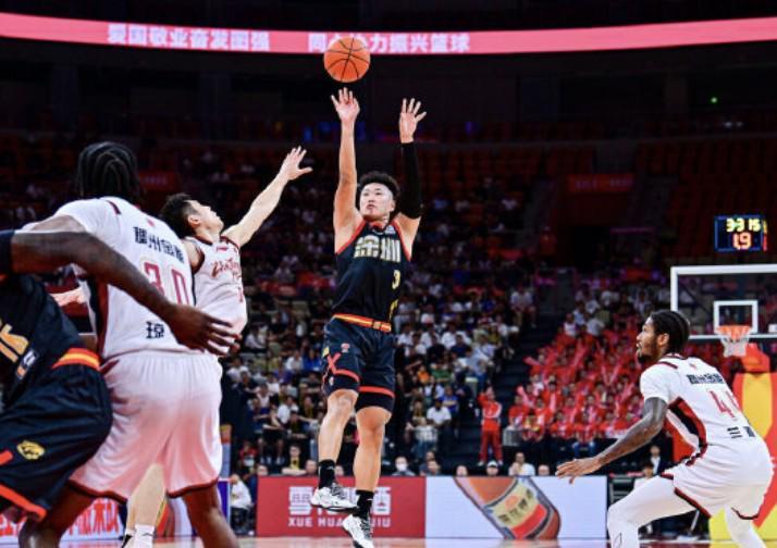 九游中国-尽显MVP本色！贺希宁17中12砍全场最高32分，正负值+15